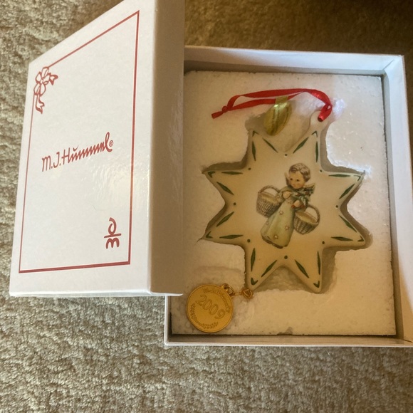 Hummel 2009 Christmas Angel Ornament - Picture 5 of 5